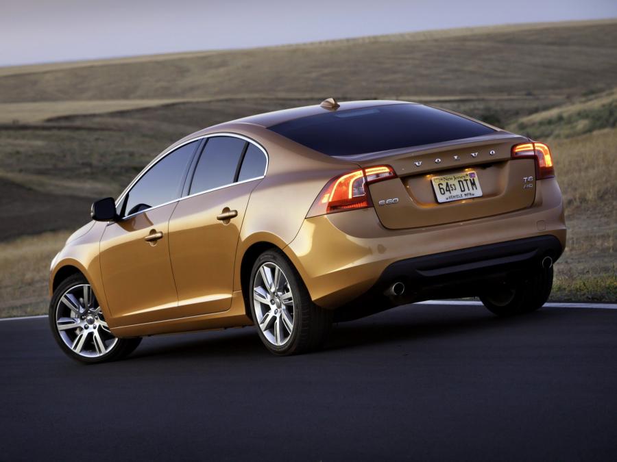  Volvo S60 T6 2010 года  (US) (фото 14 из 24)